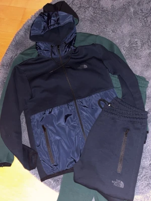 Mörkblå loungewear-set från The North Face - Storlek s byxorna sitter tajt