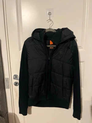 Cardigan boss  - Säljer min riktigt feta cardigan från boss som är perfekt nu för våren och sommaren. Den är äkta och i riktigt bra skick så först till kvarn som gäller! 