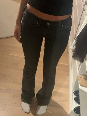 Svarta bootcut jeans - Säljer ett par svarta bootcut jeans. Jeansen har en stilren look och är perfekta för dig som gillar en tidlös och enkel stil. Materialet känns mjukt och följsamt, vilket gör dem sköna att bära hela dagen. Köpte på zara!💛✨