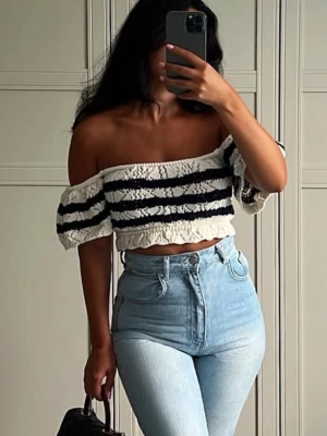  offshoulder croppad topp från Zara  - Säljer en söt offshoulder topp med korta puffärmar och croppad passform. Toppen är stickad i vitt med mörkblå ränder och har volangkant nedtill.  Från Zara storlek S med prislapp på! 