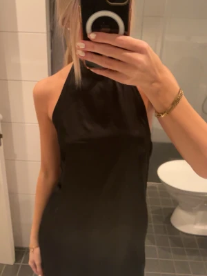 Svart klänning Pretty Little Thing - Svart klänning med öppen rygg från Pretty Little Thing, storlek S, aldrig använd.