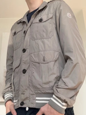 Moncler Jacka Beige - Tjena säljer en sjysst jacka från Moncler | Bomber-jacka stil samt bra skick | Inte så stor i storleken så passar nog S | Skriv gärna vid minsta fundering 🙌