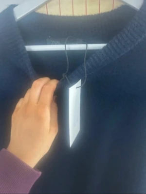 Mörkblå stickad tröja darkblue navy knitted sweater Zara Mörkblå stickad tröja från Zara - Mörkblå stickad tröja darkblue navy knitted sweater Zara  Mörkblå stickad tröja från Zara Aldrig använt helt ny Prislapp kvar Storlek medium Nypris 399kr Helt vanlig jätte fin stickad tröja i mjukt material Skriv för fler bilder och frågor Pris absolut diskuteras