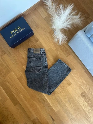 Gråsvarta jeans från Garcia - Snygga gråsvarta jeans från Garcia med tvättad look och klassisk femficksdesign. Jeansen har raka ben och normal midja, perfekta för en avslappnad men stilren outfit.