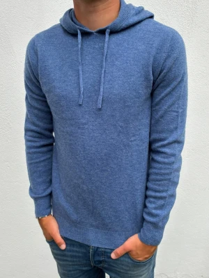 Kashmir/Merino hoodie - Blå Kashmir/Merino hoodie | Storlek S | Modellen är 177cm lång | Endast använd 1 gång, därför nyskick | Hör av dig vid frågor🌟