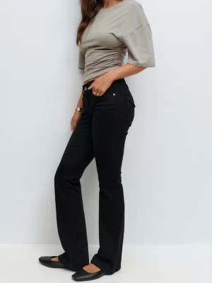 Y2k low bootcut jeans - Säljer dessa y2kr bootcut jeans från Gina tricot i storlek 36. Köptes för några månader sen men har inte kommit till användning och lappen är kvar. Nypris 499kr