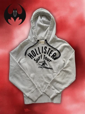 Vintage Hollister Hoodie  - Säljer denna eftertraktade Hollister Hoodie | Mycket bra skick, några pite lite blå fläck men syns inte | Size S (står M men mätningen visar vara mindre) | längd: 62cm bredd: 52cm armlängd: 62cm | Modell 178, 68kg | Lägg endast bud med avsikt att köpa, inga fördröjning! Pris är inte hugget i sten!