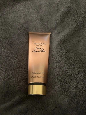 Victoria's Secret Bare Vanilla lotion - En lyxig doftlotion från Victoria's Secret i serien Bare Vanilla. Knappt använd 