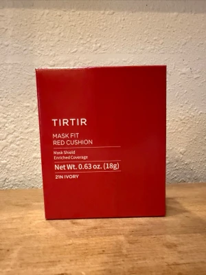 TIRTIR Mask Fit Red Cushion 21N Ivory oöppnad - TIRTIR Mask Fit Red Cushion Foundation. Sealed & brand new, never used. In the shade 21N Ivory. Full-size. Foundation i cushion-format från TIRTIR i nyansen 21N Ivory. Kommer i en snygg röd förpackning och ger ett naturligt resultat med enriched coverage. Innehåller 18g och är perfekt för dig som vill ha en smidig applicering och maskskydd. Korensk hudvård. Korean skincare.