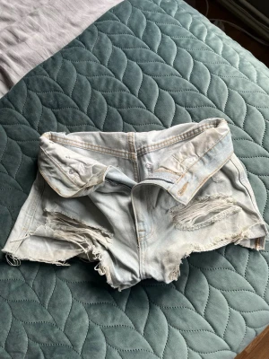 Jeansshorts - jenasshorts från pull&bear, högmidjade men går att vika ner💕 
