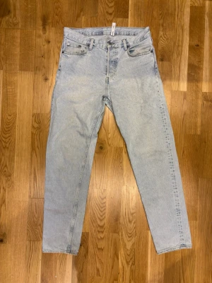Jeans weekday barrel - Säljer dessa ice blue jeans från Weekday. Plagget är i som nya och säljer dem nu för fint pris (nypris 600kr). Passform: Barrel (lite relaxed fit) Storlek: W29 L32 (Se bild 3).  Vid visat intresse kan priset diskuteras!
