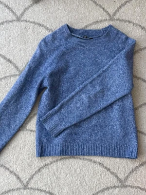 Stickad tröja - Blå stickad tröja.