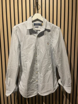 Ralph Lauren skjorta  - Stilren skjorta från Ralph lauren, nu för liten för mig. 