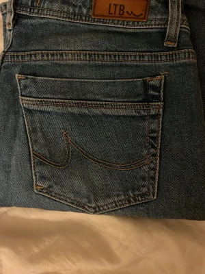 Blå jeans från LTB Valerie - Säljer ett par klassiska blå jeans från LTB, modell Valerie. Jeansen har en snygg tvätt, raka ben och coola kontrastsömmar på bakfickan. Storlek w28 L32. Väldigt bra skick