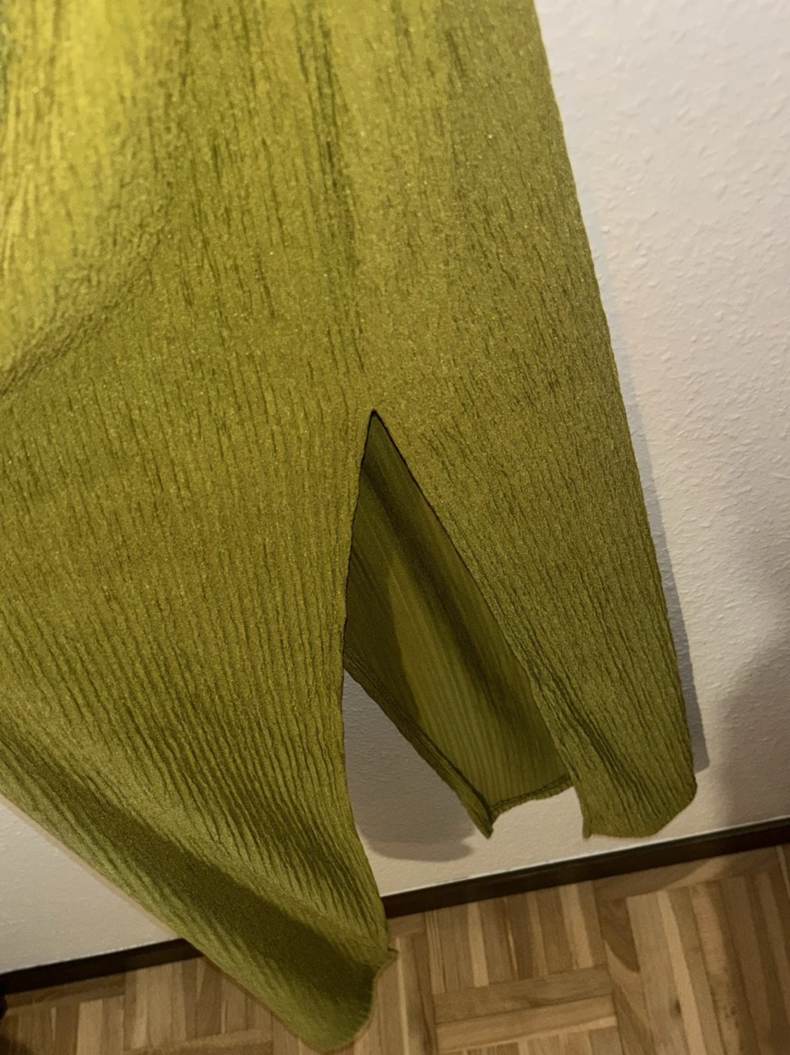 Grön ribbad klänning med slits - 1