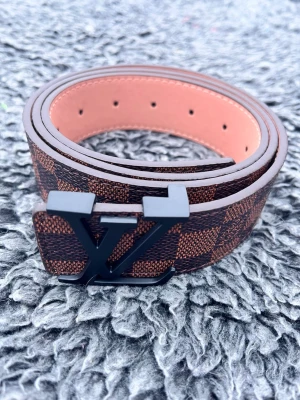 brunt rutigt bälte - Tja, säljer ett riktigt fett L-V bälte i färgen brun, bältet är 110 cm. Skriv om du har några funderingar :)