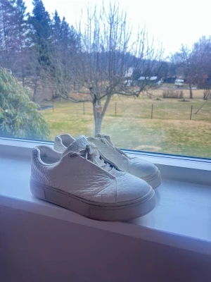 Eytys doja sneakers  - Eytys skor i modellen doja i färgen vit. Använda väl men har fortfarande mycket kvar att ge. Små slitningar runt om (se bilderna) Pris kan diskuteras 