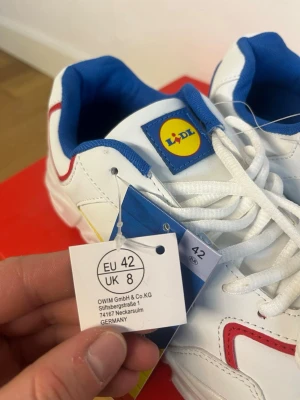Lidl x Livergy vita sneakers - Helt nya och oanvända Vita sneakers från Lidl x Livergy! Storlek 42 för herrar. Hör av er vid minstafundering!