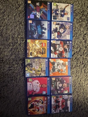 PS4 spelpaket med 14 spel - Samling med 12 PlayStation 4-spel, bland annat The crew motorfest(inte med på bild), FIFA, NHL, the crew 2(inte md i bild) WWE 2K22, Need for Speed, LEGO Star Wars och The Incredibles. Blå plastfodral med färgglada omslag. Perfekt för dig som gillar sport, racing och action och som vill fylla på din samling eller använda till ditt ps4. Säljes då jag uppgraderat till ps5. Skriv gärna vid intresse och frågor:)