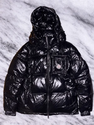 Moncler pufferjacket - Moncler Pufferjacket. I Bra skick, endast liten fläck som inte syns när jackan är på. Hör av er vid frågor eller om ni vill ha fler bilder! Skickar snabbt ✅