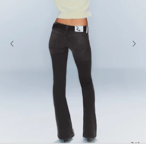 Svarta bootcut jeans - Snygga svarta bootcut jeans med låg midja och en stilren design. Helt slutsålda 