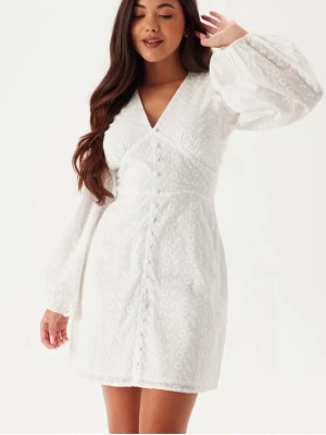 Vit broderad klänning från Ivyrevel - Vit super fin klänning från bubbleroom! Storlek XXS. Perfekt till avslutning/ student eller konfirmation!