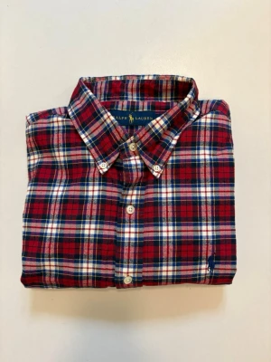 Röd Ralph lauren flannel skjorta - Vinröd Polo Ralph Lauren flannel skjorta //  Mycket bra skick //  Storlek L //  Skriv vid minsta fråga eller fundering🤝