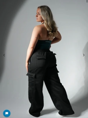 Svarta cargobyxor med fickor - Helt nya. Säljer då dom inte passade. Storlek XS regular. Men skulle säga att dom passar mer som S. Säljer i rosa och grå också!