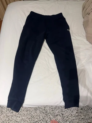 Mörkblå mjukisbyxor från Lacoste - Snygga Lacoste mjukis till bra pris