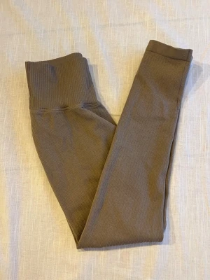 Ribbade bruna leggings med hög midja ifrån Aimn - Supersnygga ribbade leggings i beige färgad nyans med hög sopportiv midja. Stretchigt material som sitter skönt och formar sig efter kroppen. Perfekta till oversized tröjor eller crop tops. Aimn storlek xs