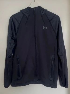 Under Armour Fleece  - Under Armour Fleece i Storlek S  Varsamt använd   Skick 10/10Under Armour Fleece i Storlek S  Varsamt använd   Skick 10/10