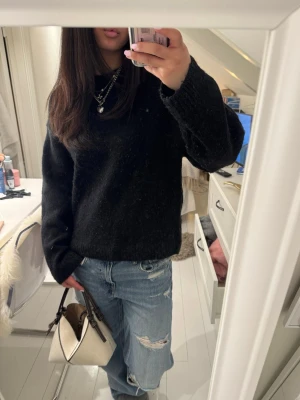 Stickad tröja - Såå mysig stickad tröja, helt slutsåld från Gina!🤗💓 Något nopprig (syns på bilderna)🙏🏽