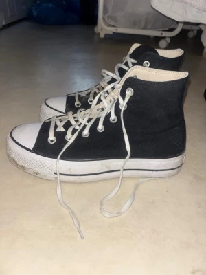 Svarta Converse All Star High - Kanske lite smutsiga men inte alls slitna har bara haft de i 2 dagar men var för små ):
