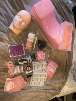 Stort kit för övning av fransförlängning - Säljer ett komplett kit för övning av fransförlängning med övningshuvud i silikon, rosa förvaringslåda, fransar från GUDE BANG, pincetter, tejp, borstar, pads, limringar, applikatorer, pincetter, lim med bra rescensioner, Lash primer, Lash borttagning, flera fransar och tillbehör i rosa och neutrala färger. Perfekt för dig som vill träna på fransar hemma. Ingenting är testat på människa utan bara använts för träning hemma på dockan men som jag snabbt slutade med för tappa intresse.