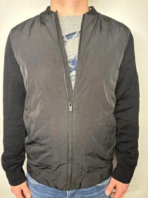 Bomberjacka från COS  - Bomberjacka från COS med storleken S. Hör av er kring minsta fundering!