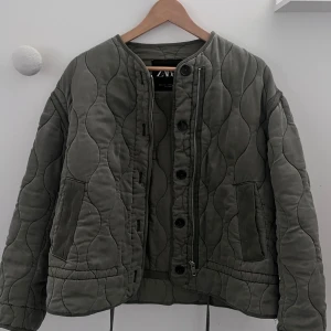 Zara jacka - Säljer den trendiga jackan från Zara! Den är använd fåtal gånger så den är i bra skick!💕 Supersnygg och perfekt nu till våren! 