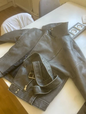 Grå jacka - Grå biker jacka från SHEIN i storlek S 