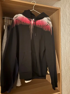 Marcelo Burlon hoodie - En oanvänd Marcelo burlon hoodie, säljs pga att den är för stor. Rosa och röd😊