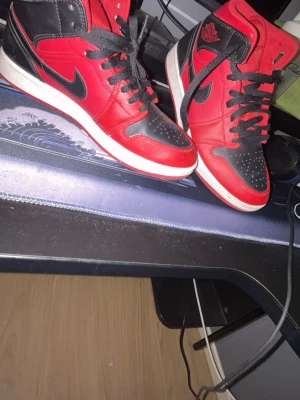 Nike Air Jordan 1 Mid "Reverse,Storlek 40  - Bra skick, har använt dem några ggr och nu är dem för små för mig. Har dock inte kvar lådan 