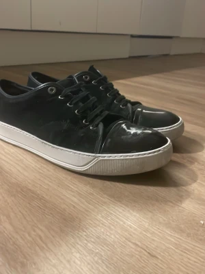 LANVIN SVARTA - Svarta lanvins, dem är lite förstörda så säljer dem jätte billigt. Lanvin dustbag kommer med. Hör av för att diskutera pris