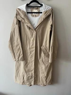 Beige regnkappa - Superfin beige regnkappa från lager 157