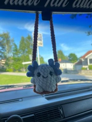 Virkad car hanger - Virkad ”car hanger” med en gungande axolotl, perfekt att hänga i bilen eller att ha som dekoration hemma☺️ Säljer även car hangers med andra djur på min sida!💗