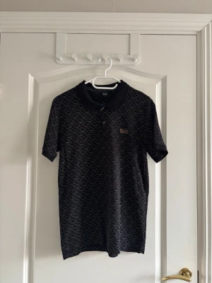 Hugo Boss piké - Mängdrabatt finns! Ju fler plagg du köper, desto bättre pris kan jag ge!