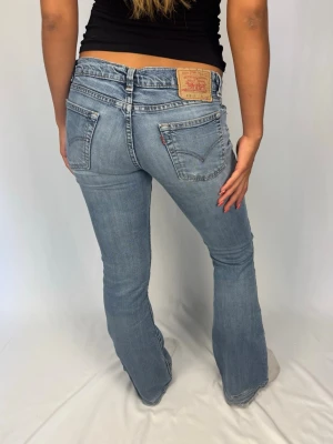 Lågmidjade Jeans - Lågmidjade Levi’s Jeans | Size: 28/32 | Fint skick, lite slitna benslut | Modellen på bilderna är 168cm lång och väger 60kg | Mått: Ytterbenslängd: 101cm. Midjebredd: 38cm. Lårbredd: 26cm. Fotöppning: 22,5cm. Kontakta mig vid fler frågor eller funderingar!