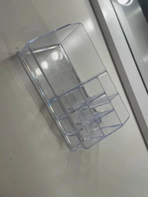 Transparent sminkorganiserare i plast - Praktisk transparent sminkorganiserare i hård plast med flera fack i olika storlekar. Perfekt för att hålla ordning på borstar, pennor och små tillbehör på sminkbordet. Enkel, modern design som passar in i alla miljöer.