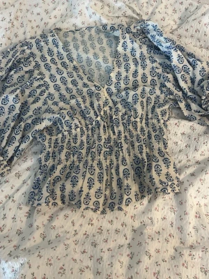 Blommig blåvit blus med v-ringning h&m - Supersöt blus från h&m i storlek xs🥰 den är uppsydd vid v-rignungen och fixat vid ärmen också❤️ se bilder för att se