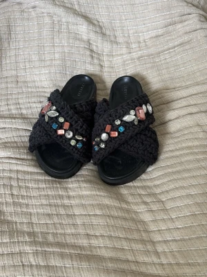 Inuikiis - Säljer mina inuikiis. Dekorerade med färgglada pärlor och stenar i rosa, blått och silver för en unik och trendig look. Perfekta för dig som vill sticka ut lite extra. Dem är knappt använda 🫰🏻