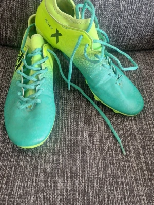 Adidas X- Techfit Fotbollsskot - Säljer ett par Adidas X- Tachfit fotbollsskor, är sparsammt använda men i bra skick, priset kan diskuteras bid snabb affär.