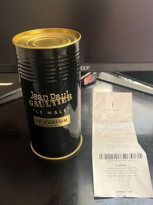 Jean Paul Gaultier Le Male Le Parfum - Jean Paul Gaultier Le Male Le Parfum i en snygg svart och guld metallburk. Doften är intensiv och maskulin, och förpackningen har en cool, industriell look med guldfärgade detaljer och text. Perfekt för dig som gillar exklusiva parfymer med attityd. Köpte för 1150kr