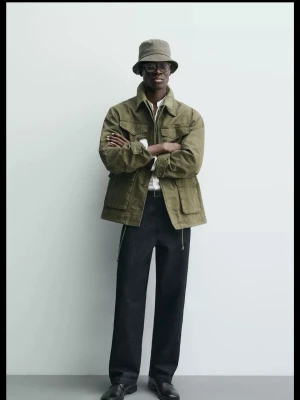 Grön jacka från Zara - Säljer en grön jacka från Zara i storlek L/XL         Endast använd en weekend, nypris 1195 kr